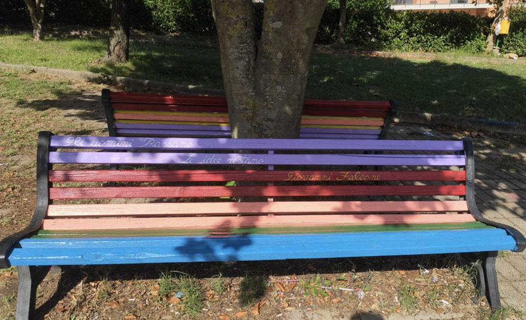 I colori di accoglienza, legalità e amore su panchine area verde ‘Peppino Impastato’ a Girifalco