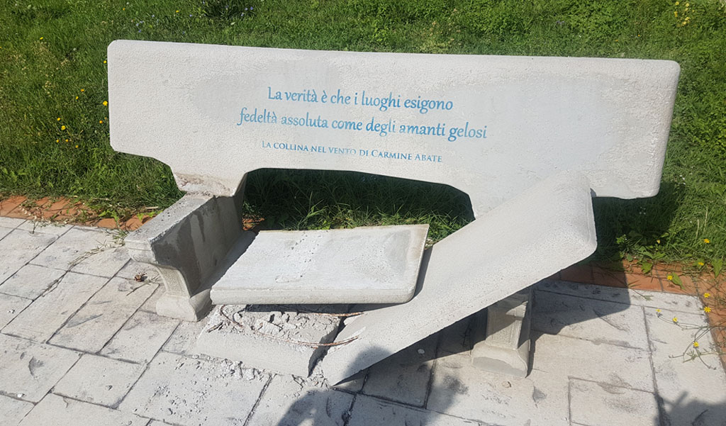 A Girifalco danneggiata panchina letteraria in via degli Oleandri