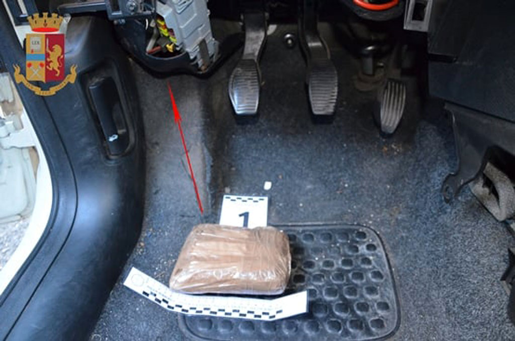 Contromano su ss 280 con mezzo chilo di eroina in auto: due arresti
