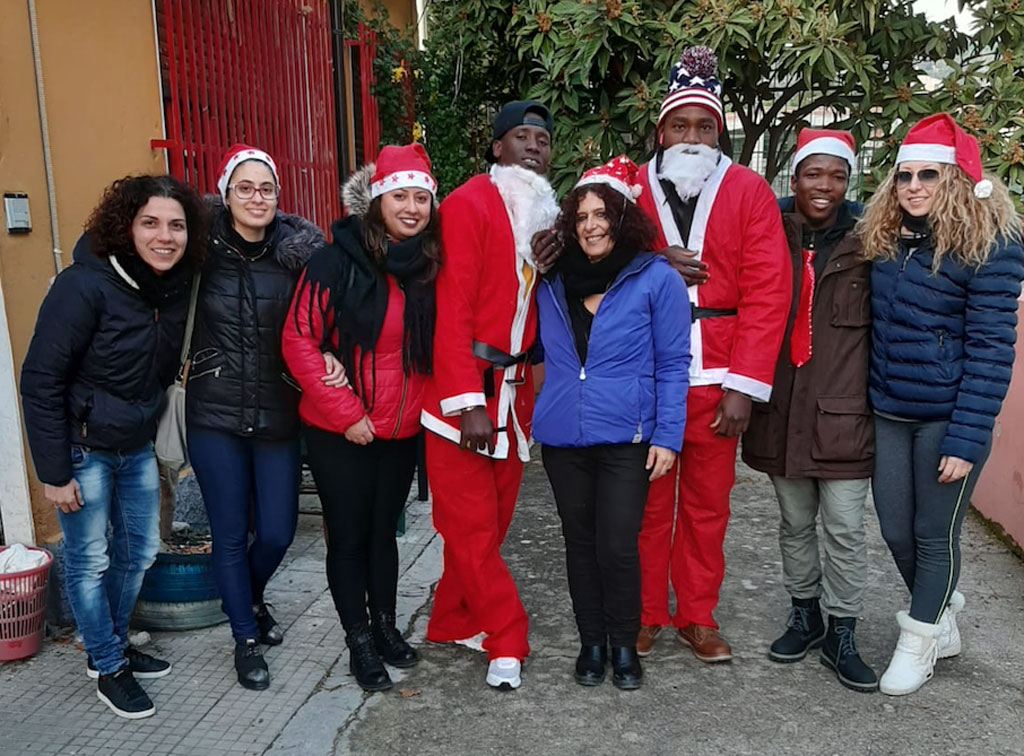 Migranti regalano il panettone a famiglie in difficoltà a Gioiosa Ionica