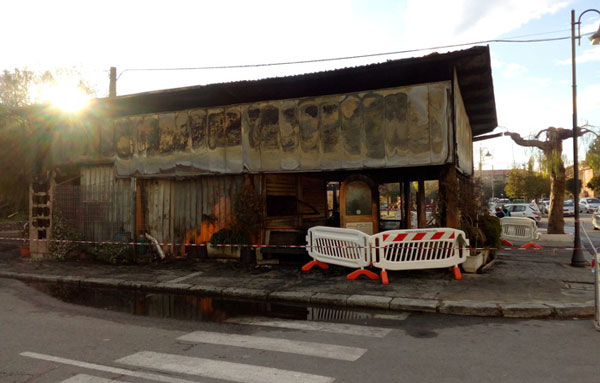 Incendio distrugge bar-paninoteca a Caulonia, danni ingenti 