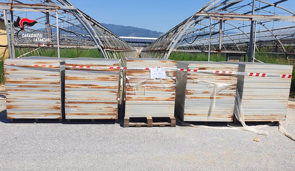 Lamezia, scoperta area di stoccaggio pannelli fotovoltaici a Sant’Eufemia: denunciati titolari azienda