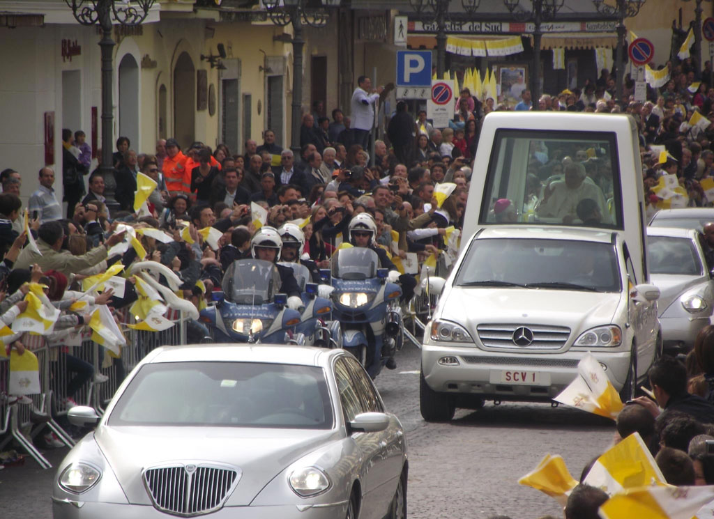papa-benedetto-xvi-lamezia_26bd9.jpg