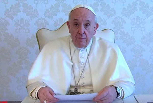 Papa Francesco dona mascherine a parrocchia San Cosmo Albanese
