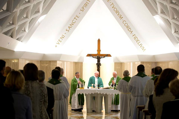 Lamezia: Gruppo di fedeli lametini assiste a Messa Papa Francesco in Domus Santa Marta