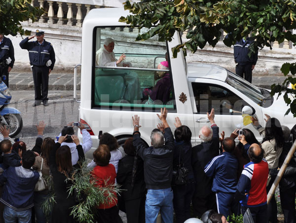 Lamezia, visita Papa: Benedetto XVI accolto da una folla di fedeli su corso cittadino