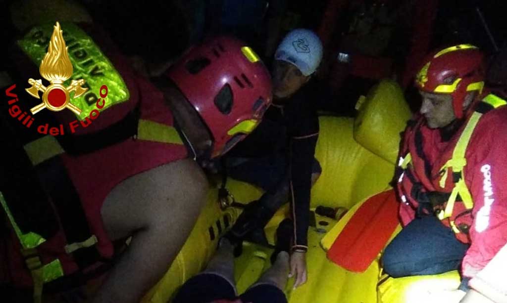 Rimane incastrata nelle rocce mentre fa rafting a Papasidero, soccorsa 