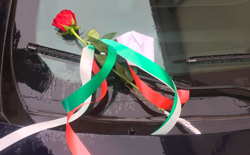 Gesto di solidarietà a Vibo, rosa rossa poggiata su una 'gazzella' dei carabinieri