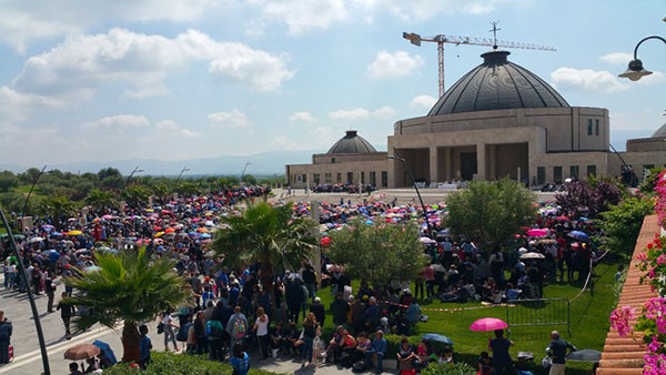 Migliaia a raduno dei cenacoli di Natuzza, Vescovo: “Tra Diocesi e Fondazione tutto tornerà come prima”