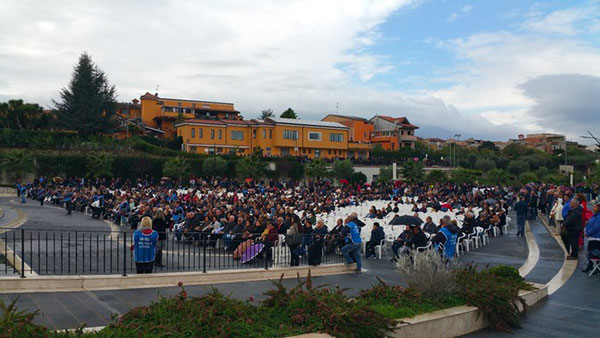 Tanti fedeli a Paravati per ottavo anniversario scomparsa Natuzza, Vescovo: “Presto commissione per studiare fenomeni”