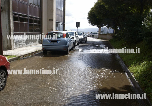 Lamezia: Con la pioggia anche parcheggio comune si allaga