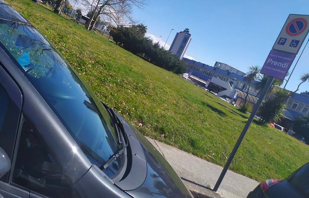 Lamezia, la denuncia: "Parcheggi per disabili occupati senza titolo all'ospedale, situazione insostenibile"