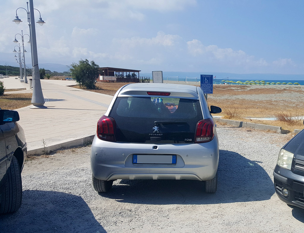 Lamezia, sosta selvaggia sul lungomare: auto occupa abusivamente rampa d'ingresso disabili