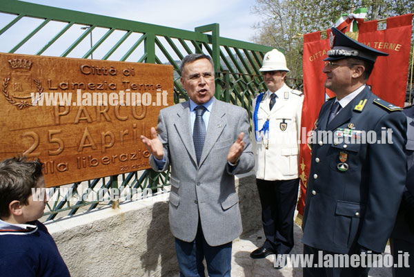 parco-25-aprile-inaigurazione-prefetto-targa.jpg