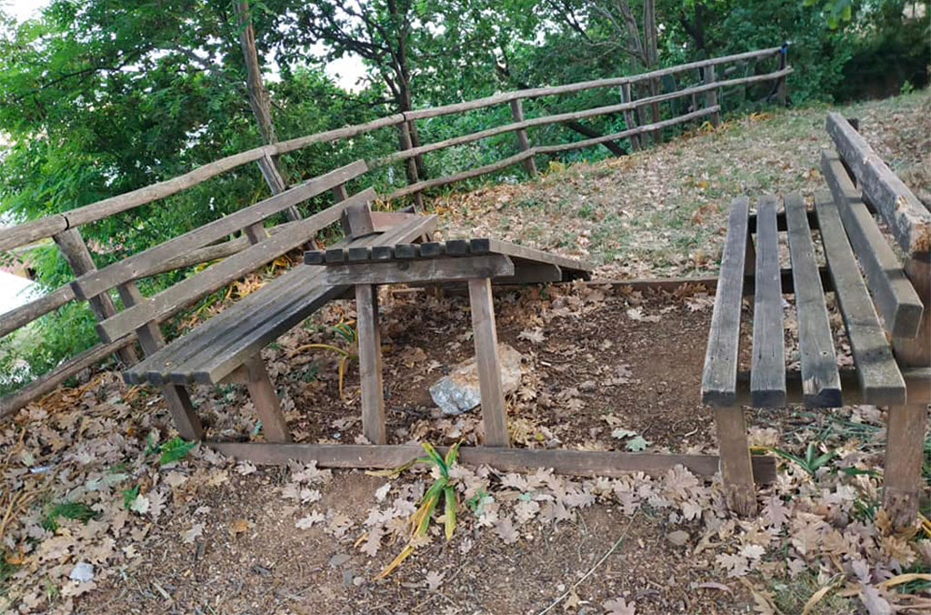 Lamezia, atti di vandalismo a parco Gancia: tavoli e panchine distrutti e spazzatura per terra