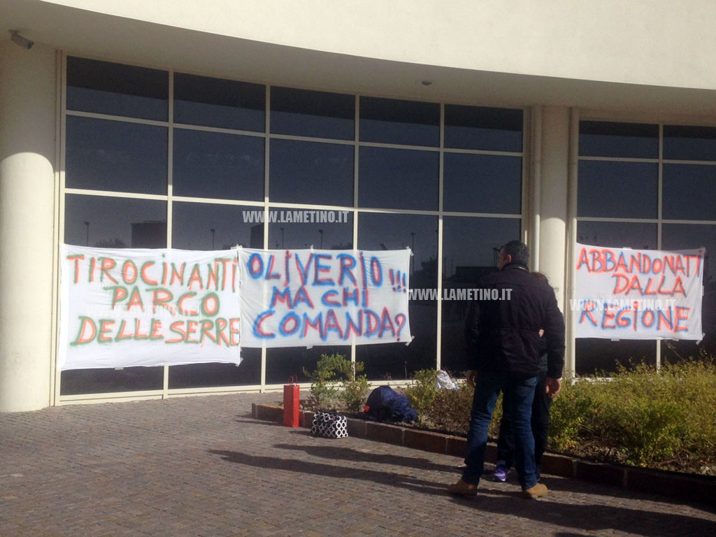 Nuova protesta ex tirocinanti Parco Serre Calabre davanti sede Regione