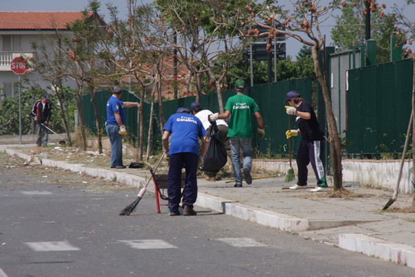 Lamezia: Altra Calabria torna a pulire il parco Scinà