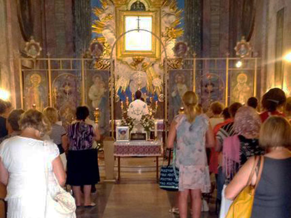 Dissidi su svolgimento festa, picchiato parroco Caraffa del Bianco