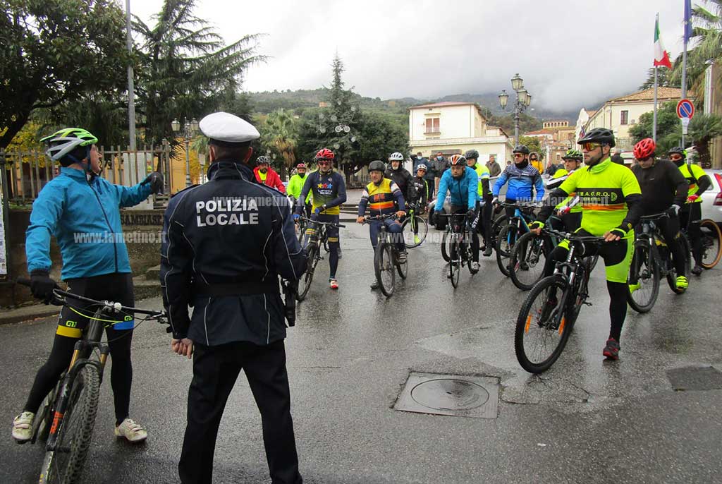 Lamezia, 11 anni fa la strage degli otto ciclisti: partita "Pedalata per la Sicurezza" e acceso albero di Natale in piazza 5 dicembre