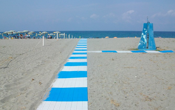 Lamezia: Installate passerelle su spiaggia Marinella