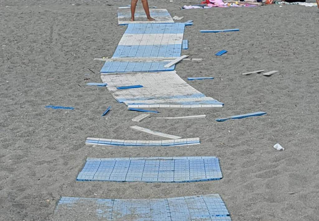 Lamezia, passerella per accesso in spiaggia distrutta. Piccioni: "Schiaffo alla civiltà"