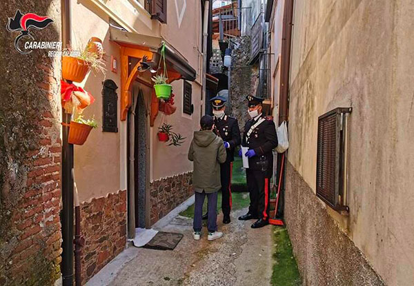 Carabinieri consegnano computer portatili ai bambini per didattica a distanza a San Giorgio Morgeto