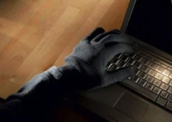 Ruba nella scuola computer e tablet, denunciato impiegato