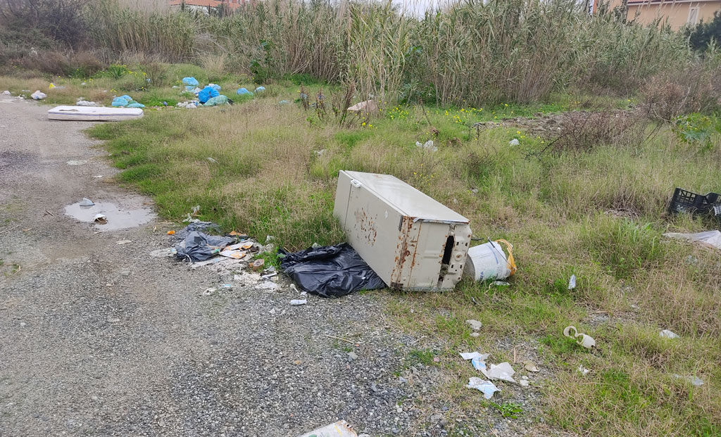 Gruppo consiliare Pd Gizzeria: "Discarica abusiva vicino la Statale 18"