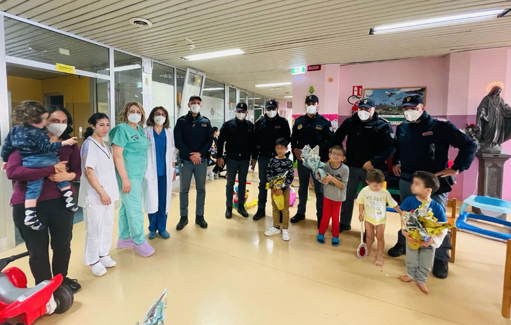 Gli agenti del reparto prevenzione crimine in corsia a Lamezia per