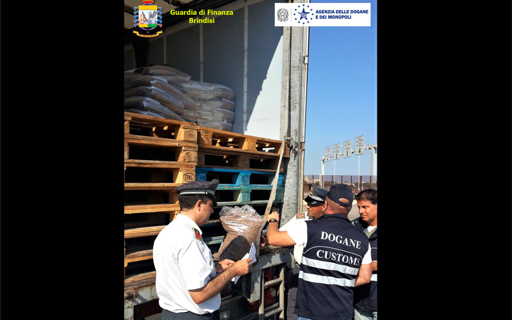 Tutela del 'Made in Italy', sequestrati nel porto di Brindisi oltre 22mila kg di pellet: denunciato 70enne calabrese 