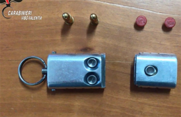Girava con quella che sembrava una chiavetta usb ma era una pistola, arrestato 41enne a Nicotera