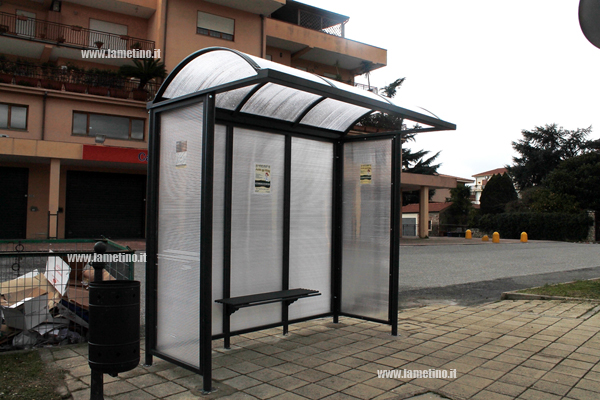 Lamezia: Installati arredi e pensiline in via del Progresso