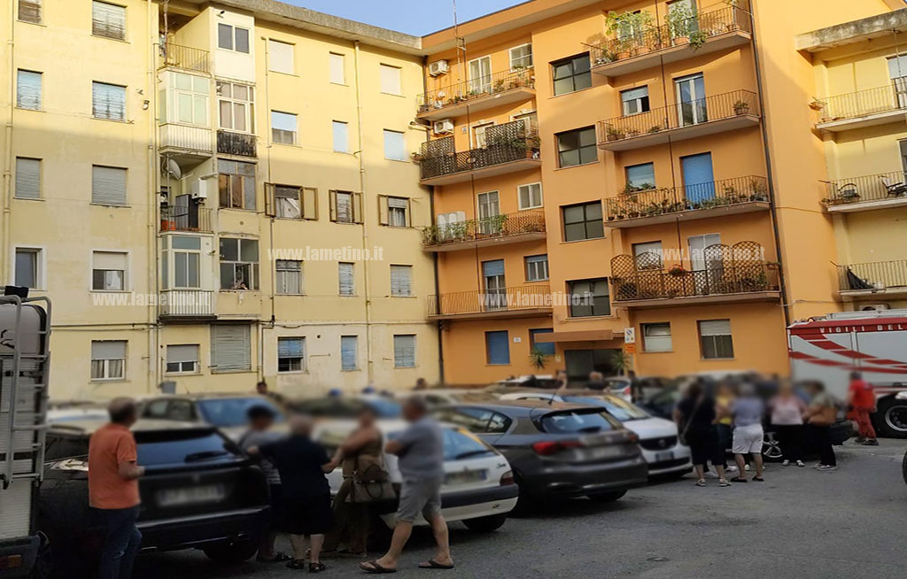 Lamezia, uomo trovato morto in casa in via Nicotera: intervengono Carabinieri e Vigili del fuoco