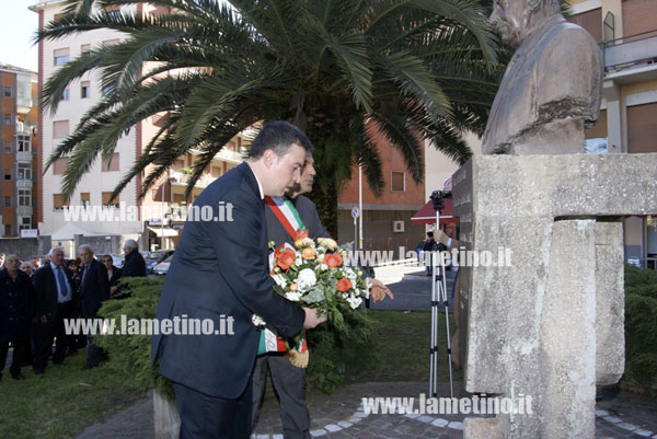perugini-deposizione-cuscino-fiori-sindaco.jpg