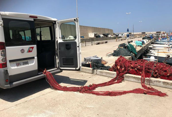 Sequestrate reti e attrezzi da pesca illegali al porto di Palmi 