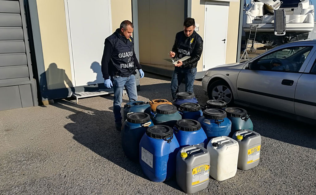 Contrabbando di gasolio, sequestrato peschereccio e denunciate 4 persone a Le Castella