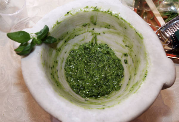 Allarme pesto con botulino, confezioni ritirate da commercio