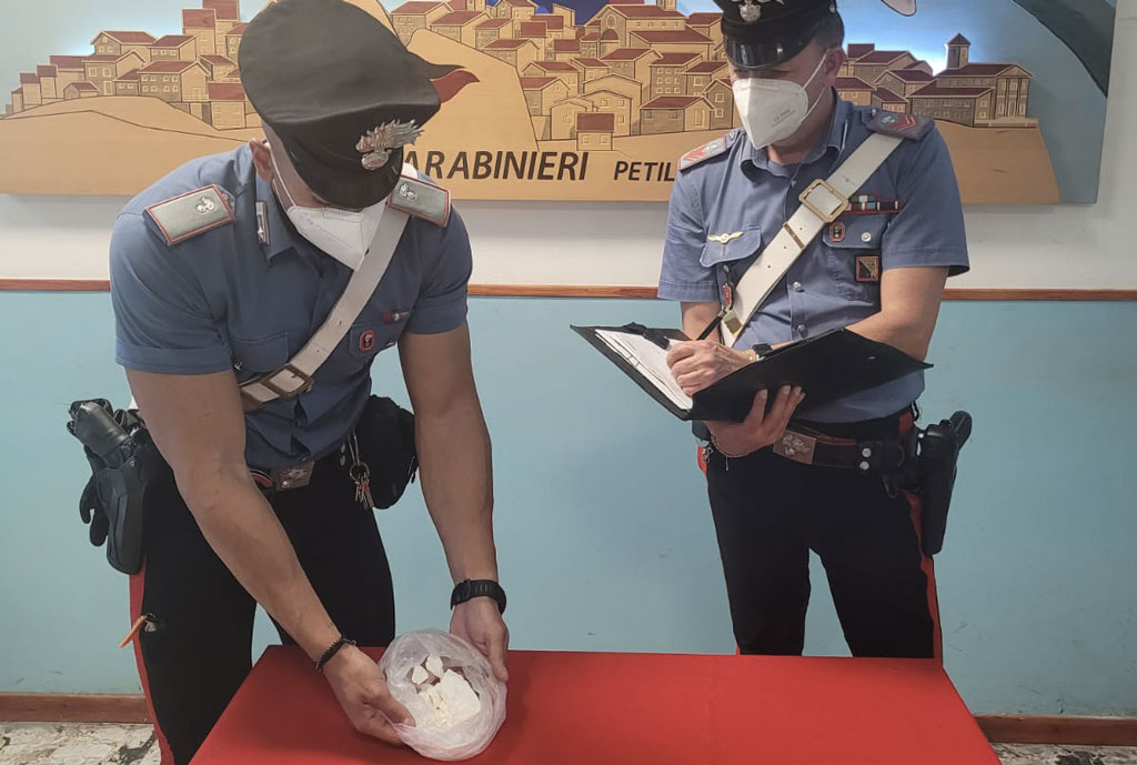 Nascondevano sotto sedile auto cocaina pura, 2 arresti a Petilia Policastro