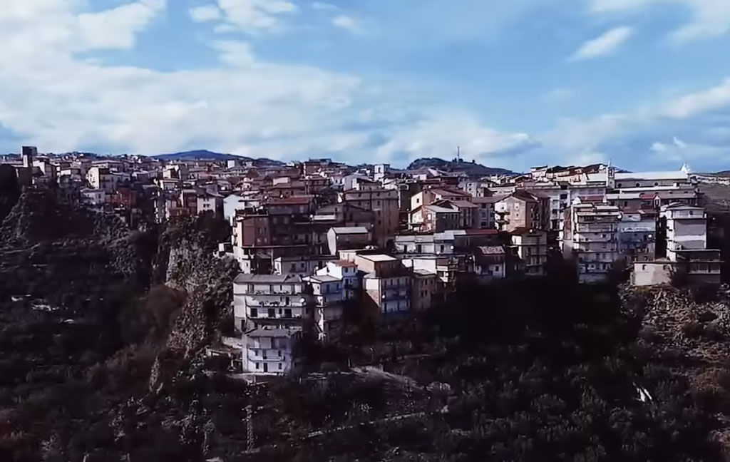 Covid, troppi contagi nel Crotonese: tre Comuni chiedono zona rossa