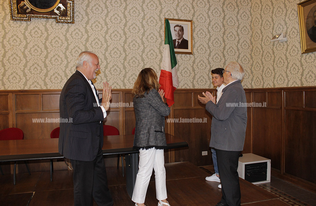 Lamezia, ad un anno dalla scomparsa scoperto il quadro del senatore Petronio nell'ex sala consiliare di Sambiase