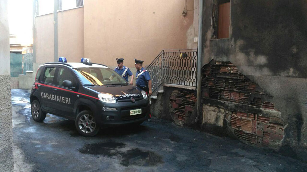 Incendio nella notte a Roccabernarda, anziana soccorsa da carabinieri 