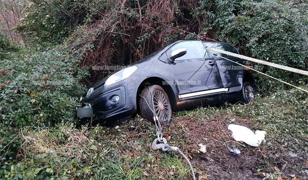 Lamezia, auto finisce fuori strada a Piano Luppino: feriti mamma e bimbi 
