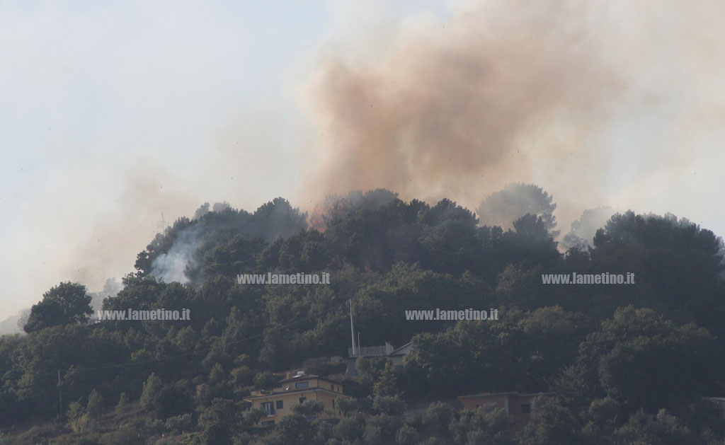Ancora incendi nel lametino: salvata donna intrappolata in rogo a Vena di Maida, evacuate case a Piano Luppino