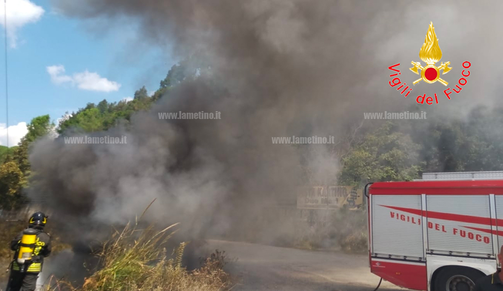 Rifiuti in fiamme a Pianopoli, problemi alla viabilità sulla SS 280 per nube di fumo