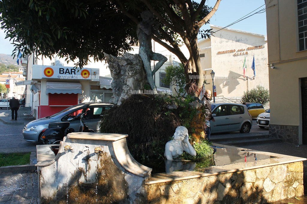 piazza-5-dic-sambiase-fontana6.jpg