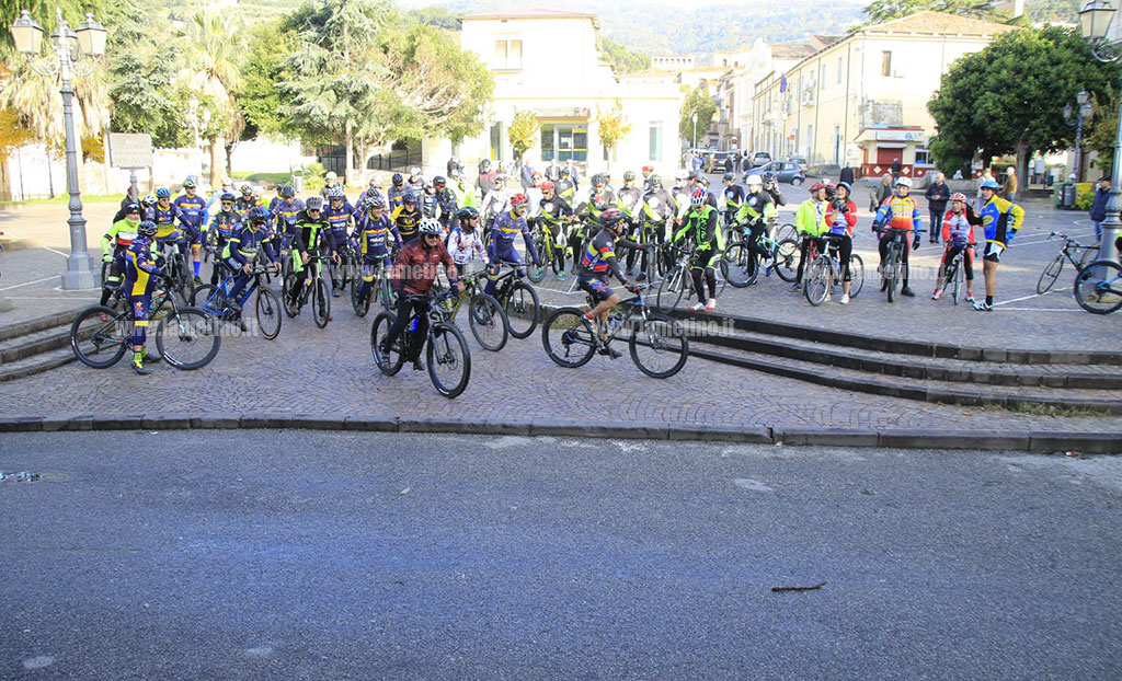 piazza-5-dicembre-ciclisti-22_38218.jpg