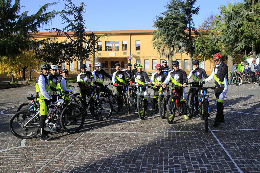 piazza-5-dicembre-ciclisti-22bfcae912_0ddf3.jpg