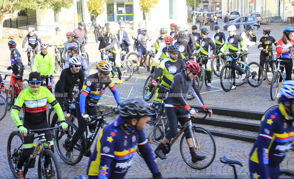 piazza-5-dicembre-ciclisti-22fe10cb5_08d68.jpg