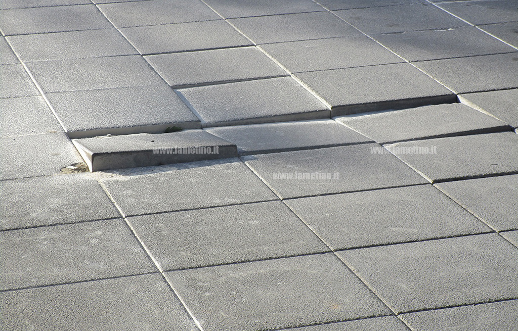 piazza-botticelli-sambiase-situazione-strade-1120221_7b058.jpg