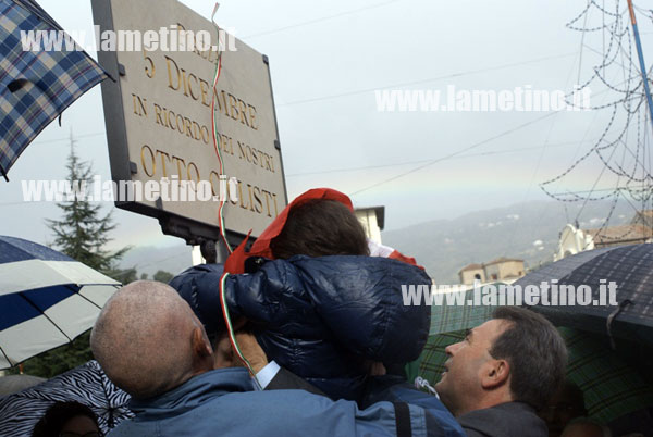 piazza-cinque-dicembre-scopertura-targa